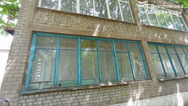 Школи та садочки Дніпра постраждали від ворожого обстрілу. У будівлях повибивало вікна