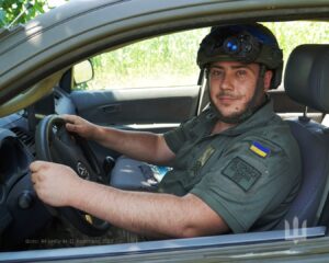 Він бачить лише на одне око. Анатолій з Дніпра вивозить розрахунки мінометників на позиції вдень і вночі