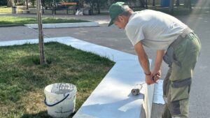 «Закликаємо місцевих не розмальовувати парапети і дбайливо ставитися до майна», — черговий по місту про усунення наслідків вандалізму у сквері Янгеля у Дніпрі