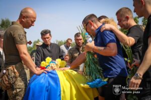Марганецька громада провела в останній шлях солдата Дениса Поповича (фото)