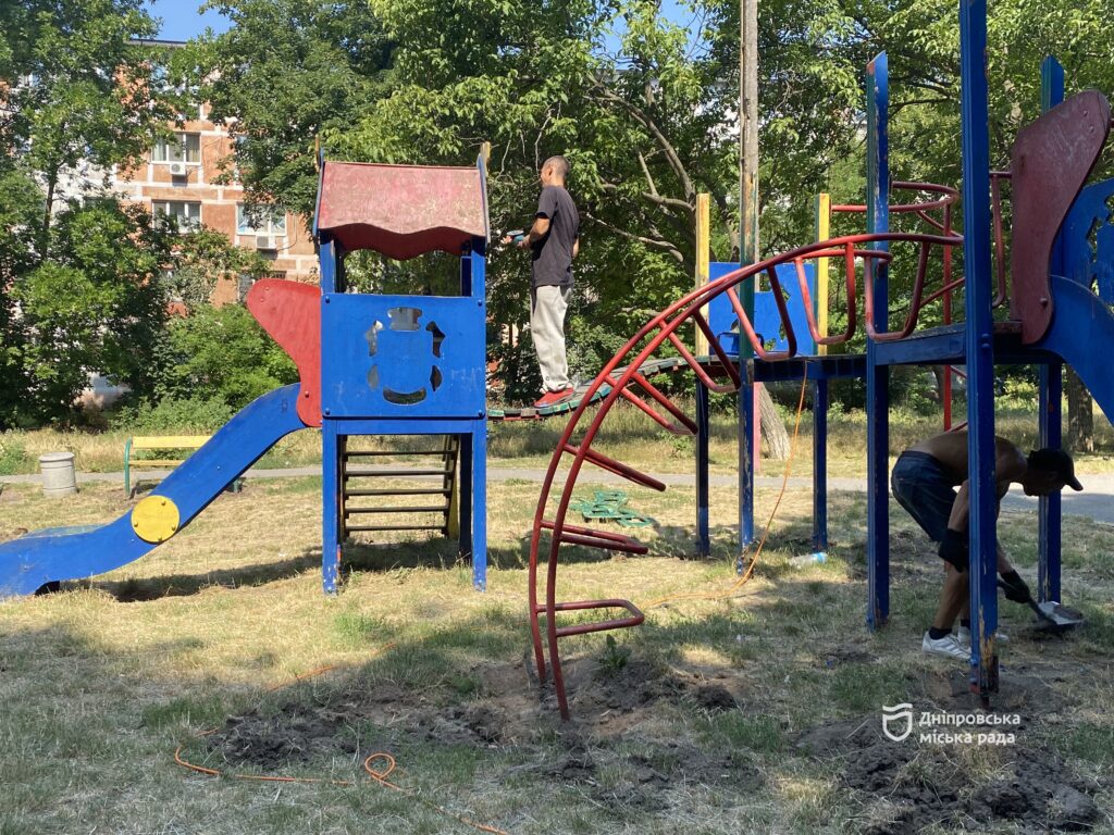 У Дніпрі тривають ремонти дитячих та спортивних майданчиків: де кипить робота