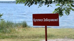 На пляжах Дніпра та області перевіряють якість води. Показники невтішні