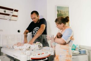 Перша у цьому році. На Дніпропетровщині у родині переселенців народилась трійня (фото)