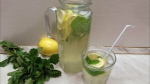 Вода з м’ятою – освіжаючий напій в спеку: кому можна вживати
