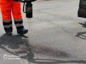 «Дуже добре, що у місті ремонтують дороги. А коли це роблять без перекриття руху, то ще краще», — дніпрянин про струменевий метод усунення аварійної ямковості на автошляхах