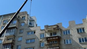 «Зараз закінчують демонтажні роботи. Після перевірки розпочнуть будівельні», — представник міськради Дніпра про відновлення багатоповерхівки, яка постраждала через приліт 23 лютого