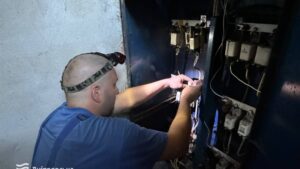 «Дуже добре, що міська аварійна служба працює на запобігання проблемі», — мешканка дому, де після ревізії щитової відремонтували обладнання