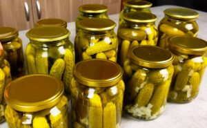 Хрумкі консервовані огірки на зиму: найпростіший рецепт для зберігання в квартирі