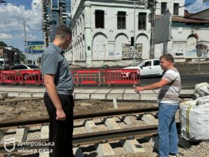Для безпеки водіїв та пішоходів: Дніпро ремонтує дев’ятий аварійний трамвайний переїзд