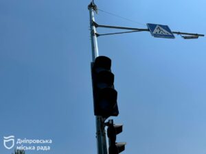 Перший цьогоріч: у Дніпрі для безпеки пішоходів та водіїв реконструювали світлофорний об’єкт на Запорізькому шосе