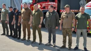 «Працюють як єдиний кулак». Рятувальники, поліцейські, комунальники та лікарі Дніпра отримали нагороди від міста та області
