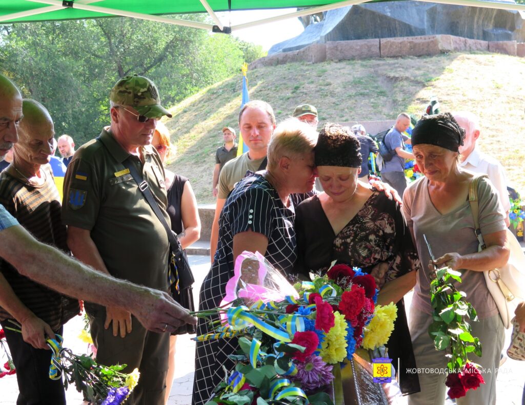 У загиблого залишилися батьки, брат, дружина та донька. В останню путь провели Артема Савицького з Жовтих Вод У загиблого залишилися батьки, брат, дружина та донька. В останню путь провели Артема Савицького з Жовтих Вод