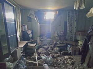 Агресор застосовував дрони-камікадзе і артилерію. З’явились фото з місця ворожих ударів по Дніпропетровщині