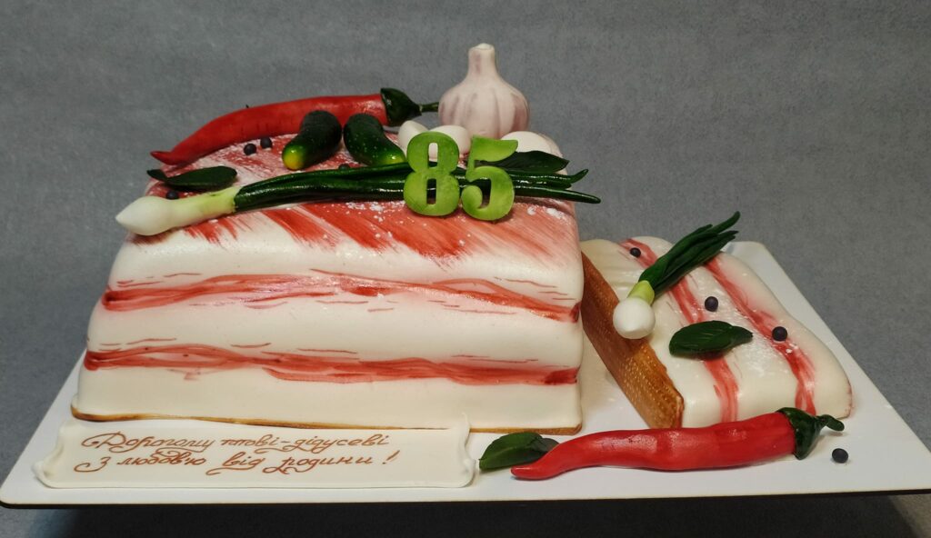 Торт-сало з цибулею і часником. Дніпровський кондитер Дмитро Никифоренко створив незвичайний торт