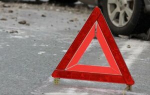 Потрійна ДТП. У Дніпрі на Набережній Заводській велика тянучка (відео)