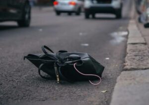 Дитина померла в лікарні. У Дніпрі в центрі міста авто збило 15 річну дівчину