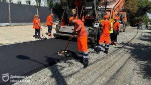 У Дніпрі комплексно ремонтують аварійну дорогу: вул. Сергія Подолинського отримає новий бордюрний камінь та асфальтне покриття