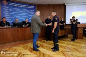 У День Державного Прапора Філатов вручив відзнаки рятувальникам