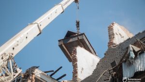 У житловому будинку на пл. Вокзальній, 1 у Дніпрі розпочали демонтаж пошкоджених через ворожий ракетний обстріл під’їздів