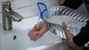 Набирайте відра і тазики: у Дніпрі на дві доби залишаться без води тисячі жителів лівого берега