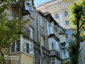 У Дніпрі вже на початку вересня розпочнуть демонтаж зруйнованих під’їздів житлового будинку на пл. Вокзальній, 1. Зараз проводять підготовчі роботи
