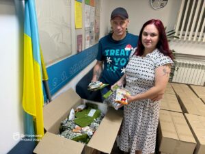 «У продуктовому наборі є все найнеобхідніше. Вдячна за таку підтримку», — переселенка з Донеччини про допомогу, яку отримує у Дніпрі