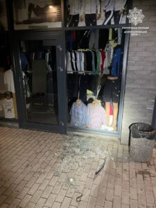 Розбив вітрину магазину. У Дніпрі затримали чоловіка, який вкрав речі вночі