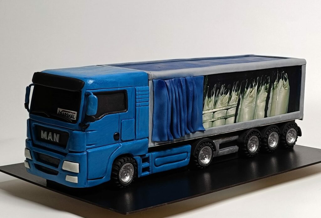 Величезна вантажна фура MAN. Кондитер з Дніпра Дмитро Нікіфоренко здивував тортом