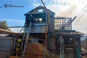 У Дніпрі вщент згорів двоповерховий будинок