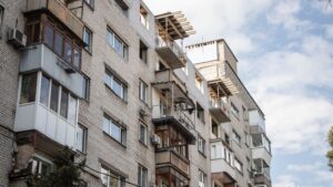 «Уже відновлено два поверхи, ще два залишилися». У Дніпрі тривають роботи у постраждалому від «шахеда» будинку