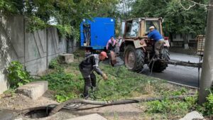 «Готові потерпіти відсутність води, аби нам усунили пошкодження на мережі водопостачання», — дніпрянка про аварійні ремонти, які виконує «Дніпроводоканал»