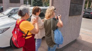 Дніпряни поважного віку у середмісті виборювали перемогу у квесті «Дніпровський QR-шлях»