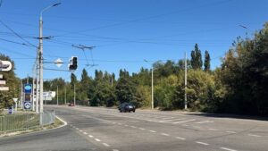 «Раніше тут перебігали дорогу, а зараз переходять по світлофору і по новенькому пішохідному переходу», — дніпряни про встановлення першого цьогоріч світлофорного об’єкта