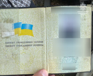 Вклеїв фото у паспорт. У Дніпрі на дитячому майданчику затримали чоловіка