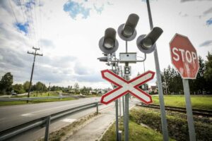 До уваги водіїв: У Дніпрі тимчасово закриють залізничний переїзд