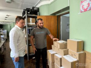 У Дніпрі передали  засоби безперебійного живлення для цивільної інфраструктури та чергову партію допомоги військовим