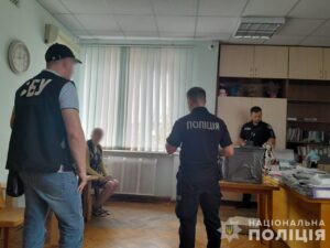 Завдала майже 3 млн гривень збитків бюджету міста. На Дніпропетровщині затримали чиновницю відділу освіти