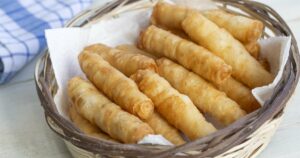 Трубочки з яблуками та корицею. Смачний десерт за лічені хвилини