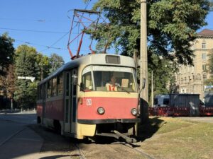 Від сьогодні у Дніпрі деякі трамвайні маршрути відновлюють роботу: як будуть курсувати
