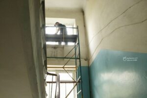 Дніпро своїх не кидає. У будинках комунальної власності встановлюють вибиті через обстріл агресора вікна