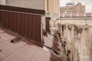 Замінюють покрівлю та розбирають зруйновані поверхи: які роботи ведуть у понівеченому від обстрілу будинку по Вокзальній площі у Дніпрі