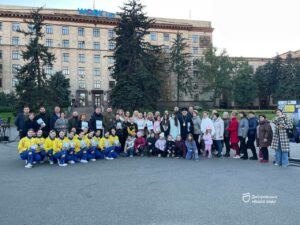 «Їх позбавили щасливого мирного дитинства, проте вони мріють»: у Дніпрі відкрили виставку «Обличчя Української Мрії»