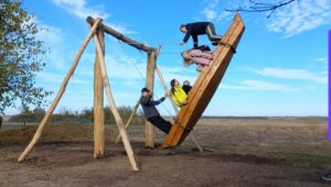 Можна кататись цілими родинами. Унікальна гойдалка з’явилась на Дніпропетровщині (фото)