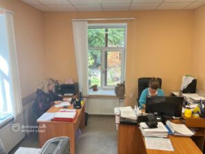 Дніпро допомагає людям похилого віку. Щоденно працівники територіальних центрів доставляють їжу, купують ліки та прибирають оселі