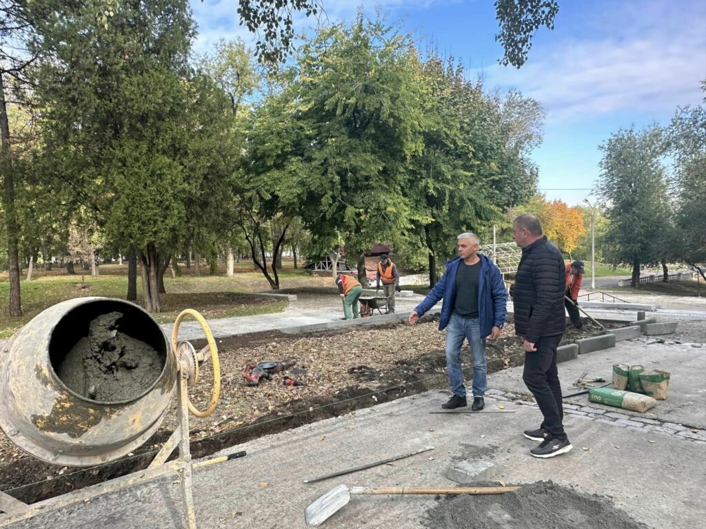 Буде ще краще. У Дніпрі в парку Шевченка відновлюють квіткові клумби (фото)