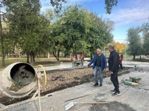 Буде ще краще. У Дніпрі в парку Шевченка відновлюють квіткові клумби (фото)