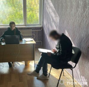 Попросився набрати води у бабусі і вкрав гроші з гаманця. На Дніпропетровщині затримали чоловіка