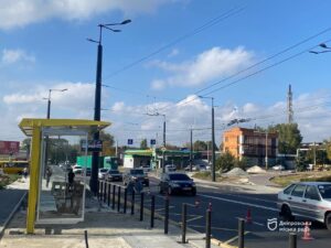 Кипить робота. У Дніпрі встановлюють нові зупиночні комплекси