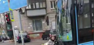 Відео дня. У Дніпрі бабуся на ходу зупинила тролейбус і не пропускала