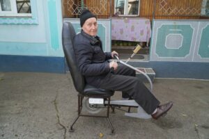 “Крутить педалі і зі світлом”. У Дніпрі пенсіонер змайстрував велогенератор (відео)